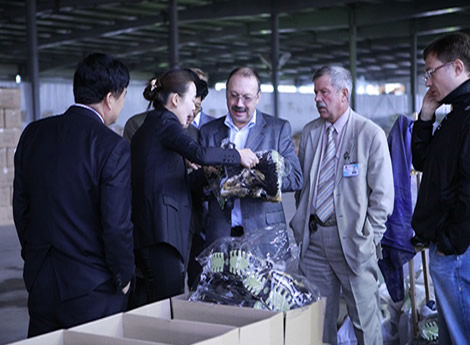 2012年3月28日 俄罗斯总统驻远东全权代表萨福诺夫一行莅临鑫尔泰鞋业园区视察